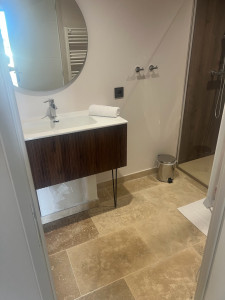 Photo de galerie - Montage lavabo et miroir pour un client 