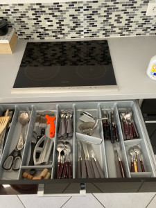 Photo de galerie - Nettoyage en profondeur de la cuisine (Plaque de cuisson) et rangement minutieux des tiroirs et couvercles. Soin du détail pour un logement impeccable