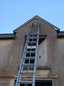 Photo de galerie - Dépose chenaux en zinc