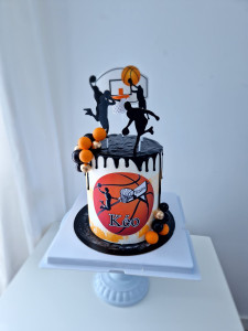 Photo de galerie - Layer cake fraise thème basket ? 