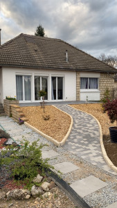 Photo de galerie - Conception d’une allée en pavage avec pose de bordure maçonner avec plantation de diverse végétaux et pose de paillage en copeaux de bois blanc 