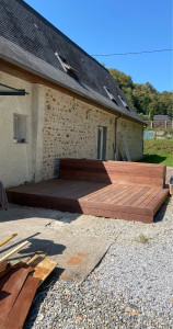 Photo de galerie - Chantier Laroin: piquage + enduit à la chaux + terrasse bois et jardinière 