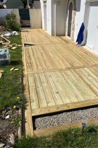 Photo de galerie - Création terrasse bois 42 m2 avec jardinière 