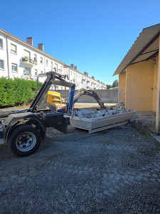 Photo de galerie - Pose d'une benne à gravats 3m3 pour une rénovation d'entreprise. 