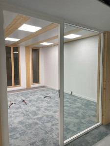 Photo de galerie - L’impact de la lumière ! ☀️ C’est en installant les luminaires que l’on commence à percevoir le rendu final de l’espace. Un éclairage bien pensé est essentiel pour le bien-être et la productivité. Un travail de précision pour un résultat impeccable.