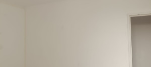 Photo de galerie - AVANT - Murs tachés. Application d'une sous-couche avant peinture.