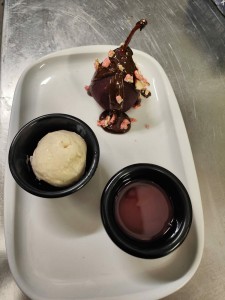 Photo de galerie - Voici un dessert ...réalisé chez une personne que j'aide ( une poire au chocolat accompagner d'une boule glace + un coulis réaliser maison...