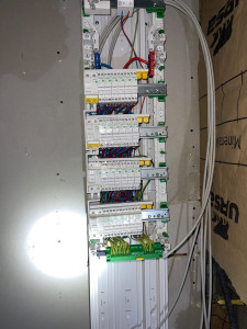 Photo de galerie - Installation et câblage d’un tableau électrique complet avec disjoncteurs différentiels, organisation des circuits et raccordement des protections électriques. Réalisation soignée par BATNEO RENOV.