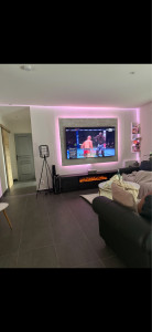 Photo de galerie - Pose d’un faux marbre + accrochage télé au mur 