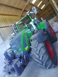 Photo de galerie - Changement de pare brise sur tracteur