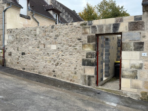 Photo de galerie - Les travaux du mur en pierre sont achevés, garantissant solidité et élégance.