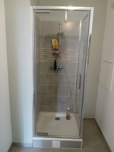 Photo de galerie - Installation cabine de douche, porte pivotante.