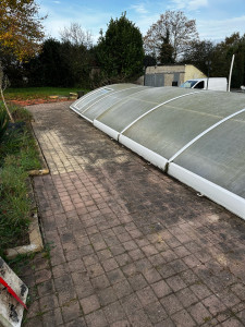 Photo de galerie - Cette terrasse en pavé avant le nettoyage et le traitement fongicide.