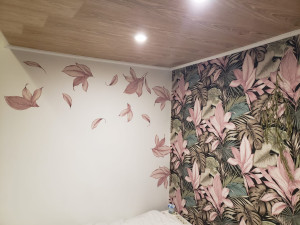 Photo de galerie - Réalisation de travaux de peinture avec tapisserie et faux-plafond