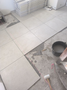 Photo de galerie - Je suis à votre service pour tout réalisation de pose de carrelage travertin margelle pavé 
travaille pas et tarif s dans le raisonnement merci à vous