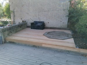 Photo de galerie - Création d'une terrasse en bois autour d'un puit existant
