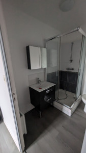 Photo de galerie - Remise en état d'une salle de bain pose de carrelage, d'un receveur, peinture et pose de vasque.