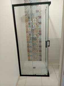 Photo de galerie - Pose d'une porte de douche.