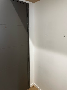 Photo de galerie - Installation d’une barre de pivot suite à un affaissement de la porte blindée 