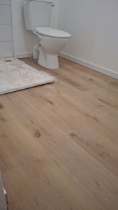 Photo de galerie - Poser des parquet salle de bain. 