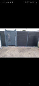 Photo de galerie - Pose portail en alu avec option découpe lase, plus clôture pleine en aluminium 