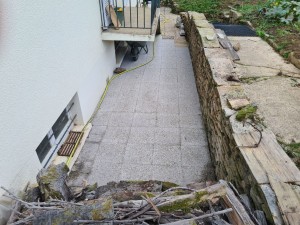 Photo de galerie - Après, nettoyage...niveau au sable + bache et pour finir dallage 