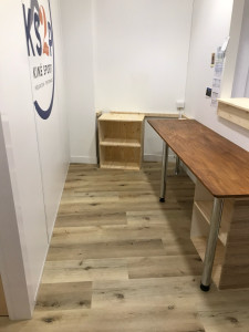 Photo de galerie - Fabrication de meubles de rangements, d’un plan de travail et une tablette de passage de cloison sur mesure.