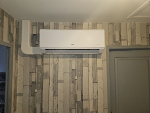 Photo de galerie - Installation d’une climatisation murale avec passage des liaisons et finitions soignées. Mise en service et contrôle du bon fonctionnement de l’installation.