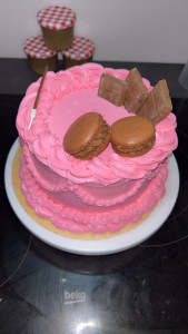 Photo de galerie - Un gâteau gourmand et réconfortant ! Garnie de kinder Bueno. 
