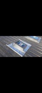 Photo de galerie - Réalisation d'un entourage velux en zinc sur du bac acier 