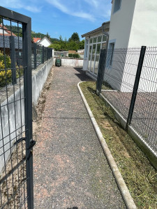 Photo de galerie - Désherbage manuel d’une allée 