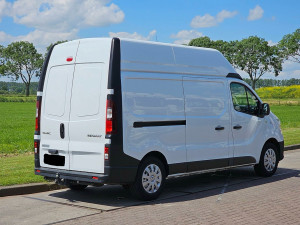 Photo de galerie - Camion à disposition pour l’évacuation de tous vos déchets et encombrants.