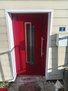 Photo de galerie - Remplacement d'une porte d'entrée sur mesure en aluminium, fournie et posée.