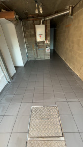 Photo de galerie - Pose d’un carrelage 30x30 dans un garage 