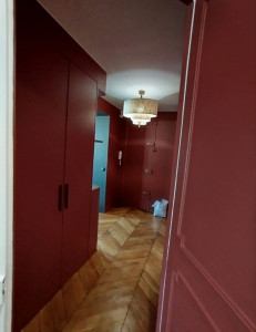 Photo de galerie - Travaux de peinture intérieure : mise en peinture des murs, portes et rangements. Préparation soigneuse des surfaces pour un rendu homogène et des finitions impeccables.