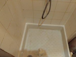 Photo de galerie - Remplacement joint silicone de bac à douche 