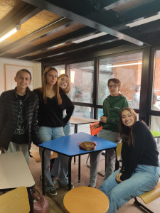 Photo de galerie - En el colegio mientras celebramos un cumpleaños 