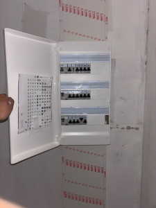 Photo de galerie - Remise en conformité de la norme NFC15-100 et installation du tableau électrique complet 