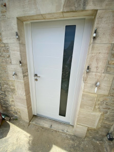 Photo de galerie - Pose d’une porte d’entrée en alu Ral 9016
