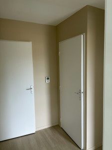 Photo de galerie - Couloir en beige soutenu et portes