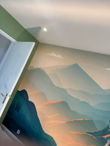 Photo de galerie - Papier peint et peinture sur le mur et peinture sur le plafond