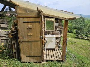 Photo de galerie - Réalisation de toilettes sèches et lavabo abrité extérieur