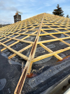 Photo de galerie - Pose de sous toiture puis mise en place du contre lattage et du lattage au bon pureau 