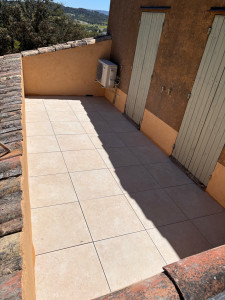 Photo de galerie - Rénovation d’une terrasse : démolition de l’ancien revêtement, réalisation d’une étanchéité complète et pose d’un dallage su plot 