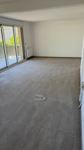Photo de galerie - Appartement après chantier : trace de placo, présence de colle, plinthes tachés… 