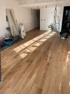Photo de galerie - Pose parquet + plinthes 