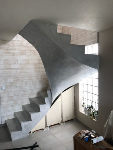 Photo de galerie - Réalisation d’un escalier béton avec son revêtement en béton ciré