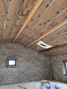 Photo de galerie - Isolation plafonds rampants, plaquage du plafond après avoir installé le pare vapeur