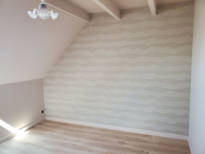 Photo de galerie - Ratissage murs,
peinture intégrale et pose de tapisserie.
pose de sol