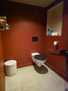 Photo de galerie - Rénovation complète d’une petite cave à vin située à Romainville, comprenant la préparation et la mise en peinture des murs, la création de cloisons en pavés de verre, la rénovation du plafond et du sol avec application d’un ragréage, ainsi que la remise 